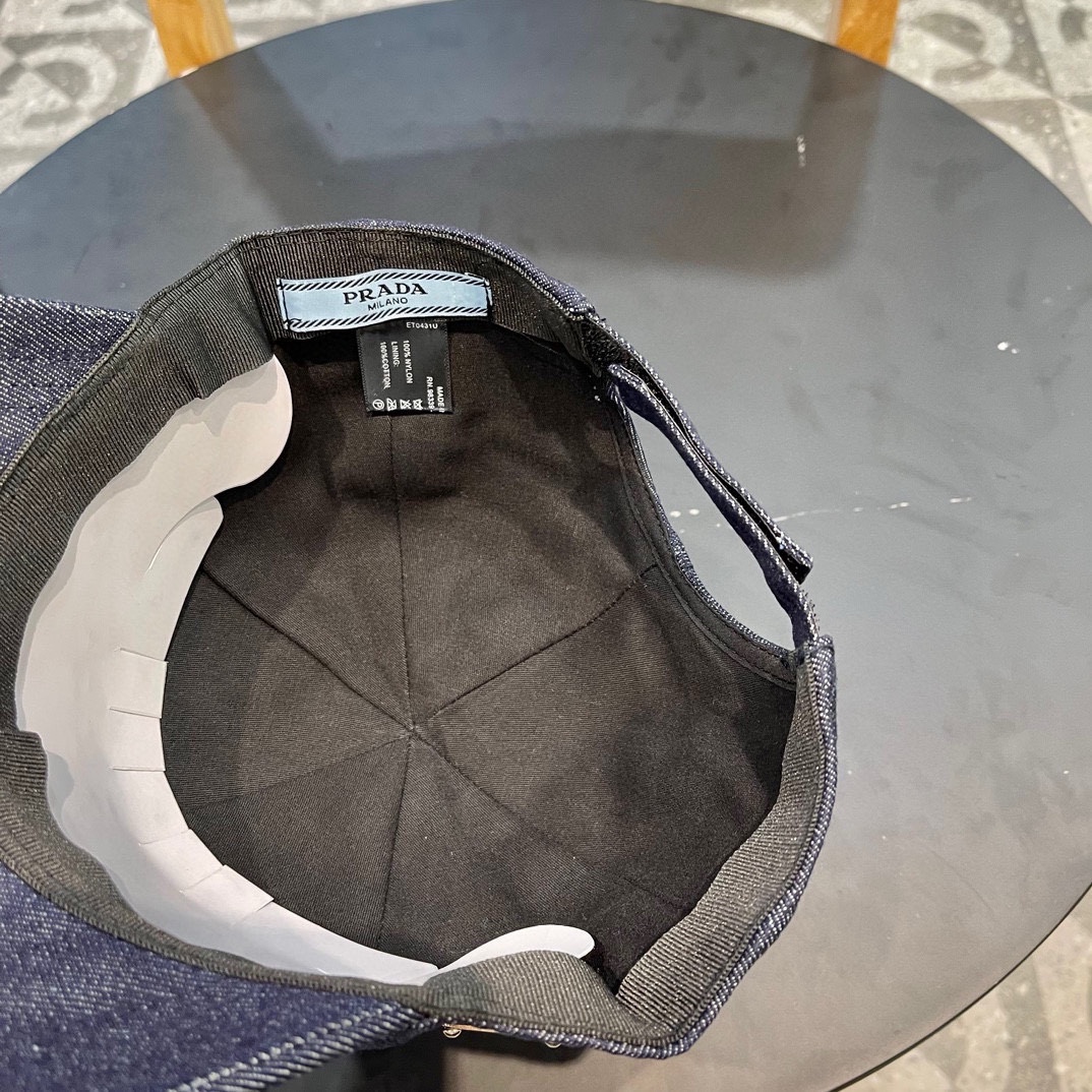  普拉达 春夏牛仔棒球帽
这款真的要推荐给你们，气质又随意，牛仔布面料百搭又耐看，不挑脸型和头型，超显脸