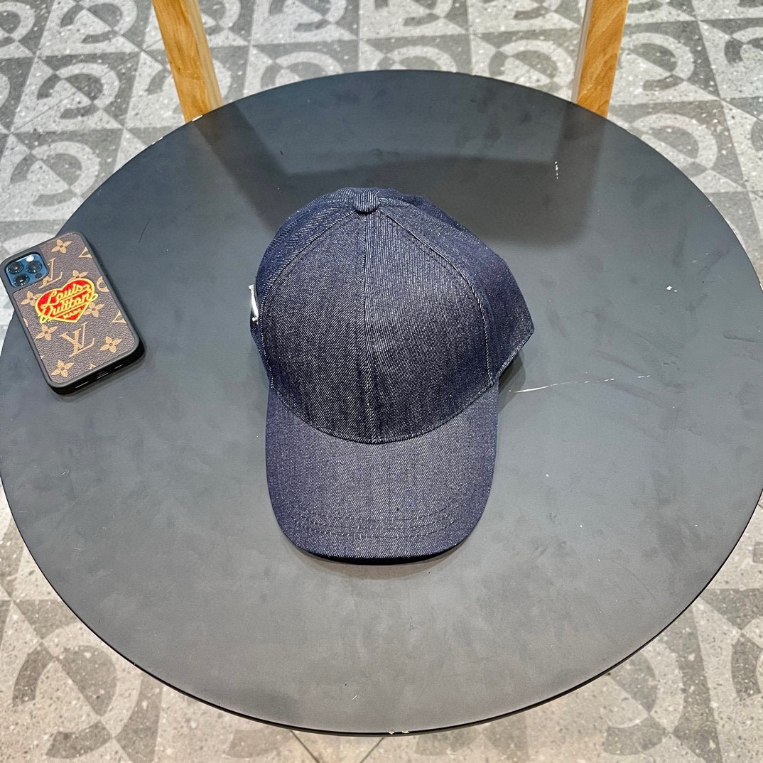  普拉达 春夏牛仔棒球帽
这款真的要推荐给你们，气质又随意，牛仔布面料百搭又耐看，不挑脸型和头型，超显脸