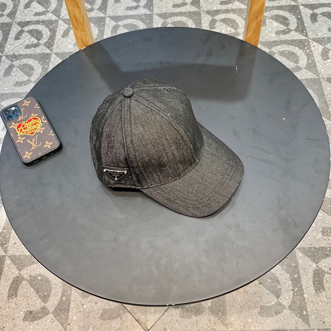  普拉达 春夏牛仔棒球帽
这款真的要推荐给你们，气质又随意，牛仔布面料百搭又耐看，不挑脸型和头型，超显脸