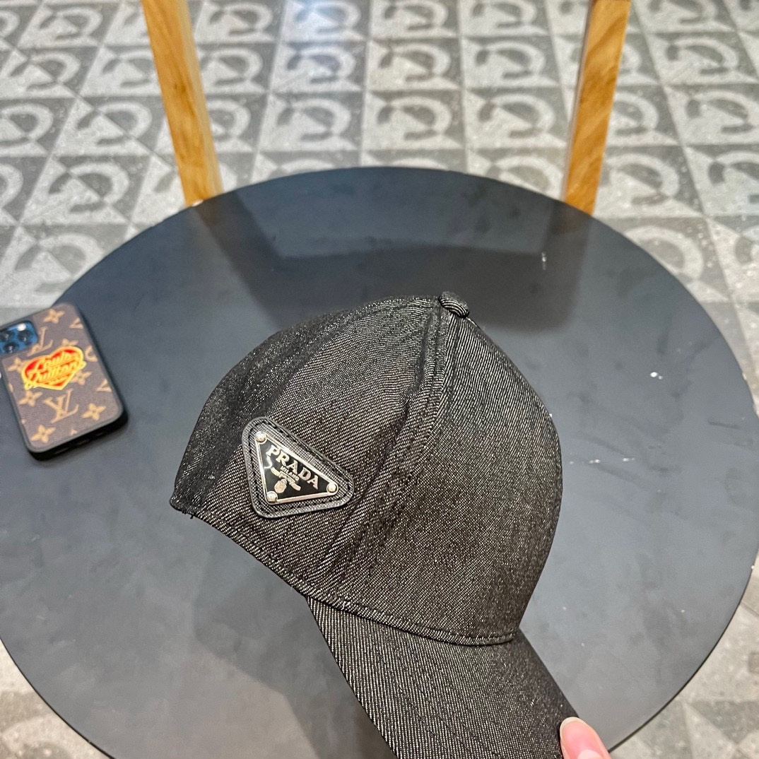  普拉达 春夏牛仔棒球帽
这款真的要推荐给你们，气质又随意，牛仔布面料百搭又耐看，不挑脸型和头型，超显脸