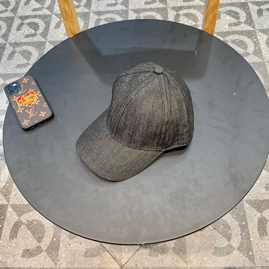  普拉达 春夏牛仔棒球帽
这款真的要推荐给你们，气质又随意，牛仔布面料百搭又耐看，不挑脸型和头型，超显脸