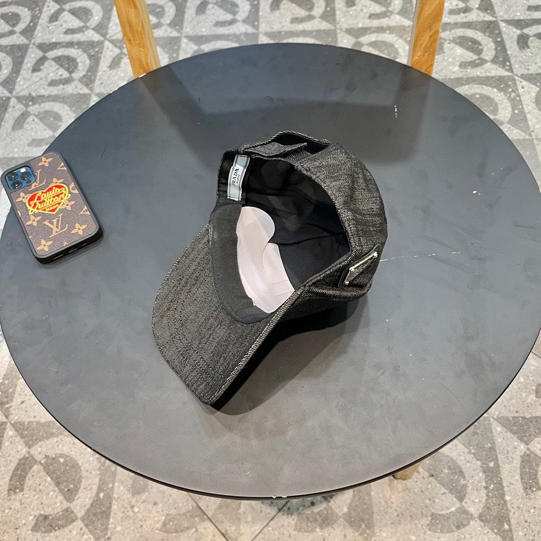  普拉达 春夏牛仔棒球帽
这款真的要推荐给你们，气质又随意，牛仔布面料百搭又耐看，不挑脸型和头型，超显脸