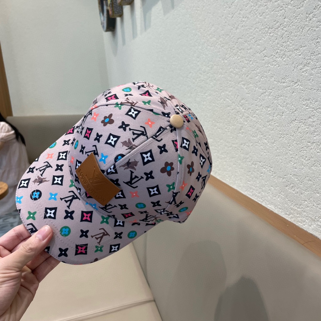  lv 路易威登很火的一款棒球帽
简约大气 高逼格好物～格调有个性
彩印LOGO  布面帽顶透气舒服
四