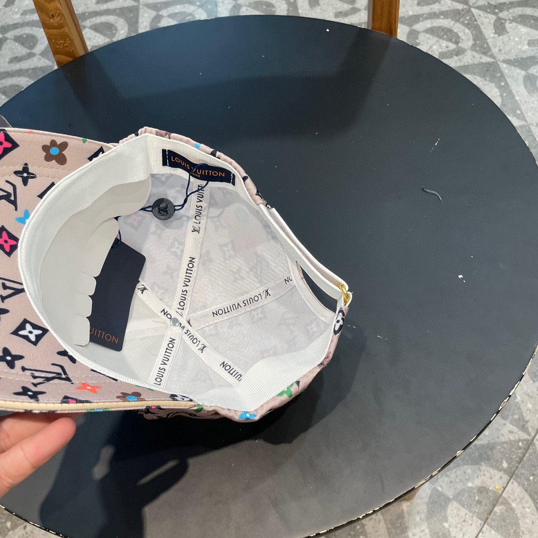  lv 路易威登很火的一款棒球帽
简约大气 高逼格好物～格调有个性
彩印LOGO  布面帽顶透气舒服
四