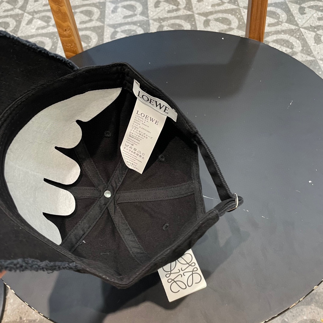  LOEWE罗意威新款洗水牛仔棒球帽
经典罗意威刺绣标志，男女同款
百搭透气，四季可佩戴