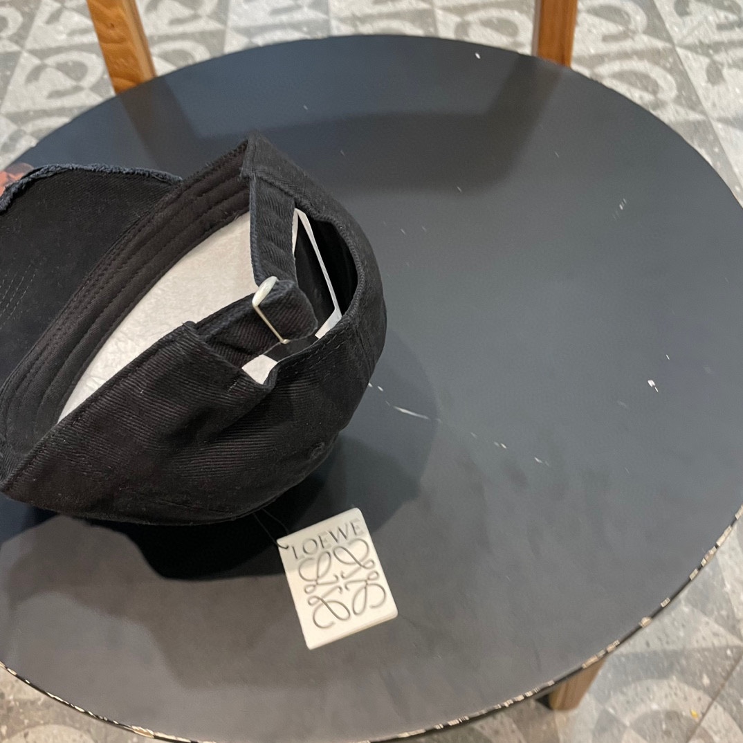  LOEWE罗意威新款洗水牛仔棒球帽
经典罗意威刺绣标志，男女同款
百搭透气，四季可佩戴