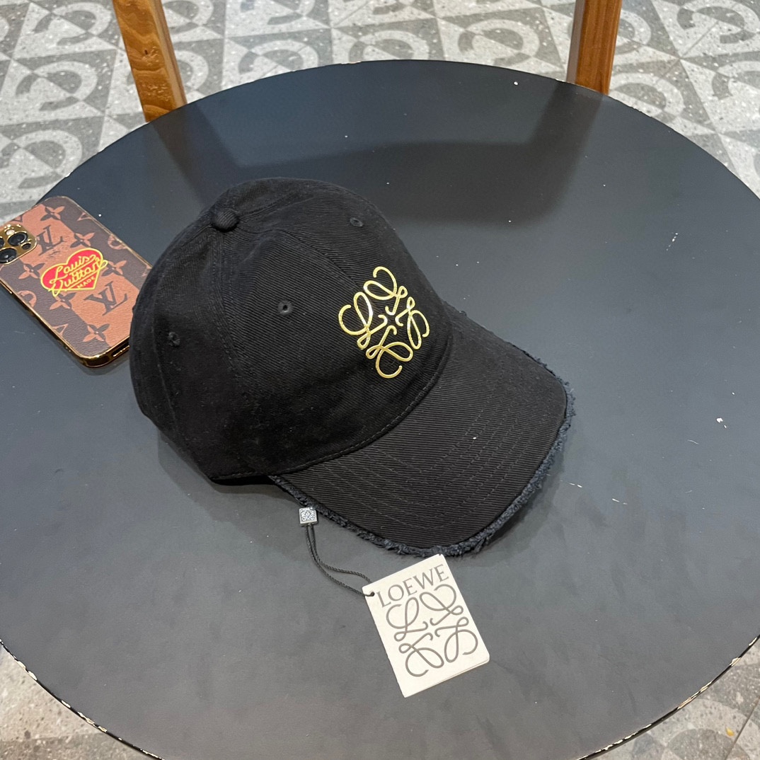  LOEWE罗意威新款洗水牛仔棒球帽
经典罗意威刺绣标志，男女同款
百搭透气，四季可佩戴