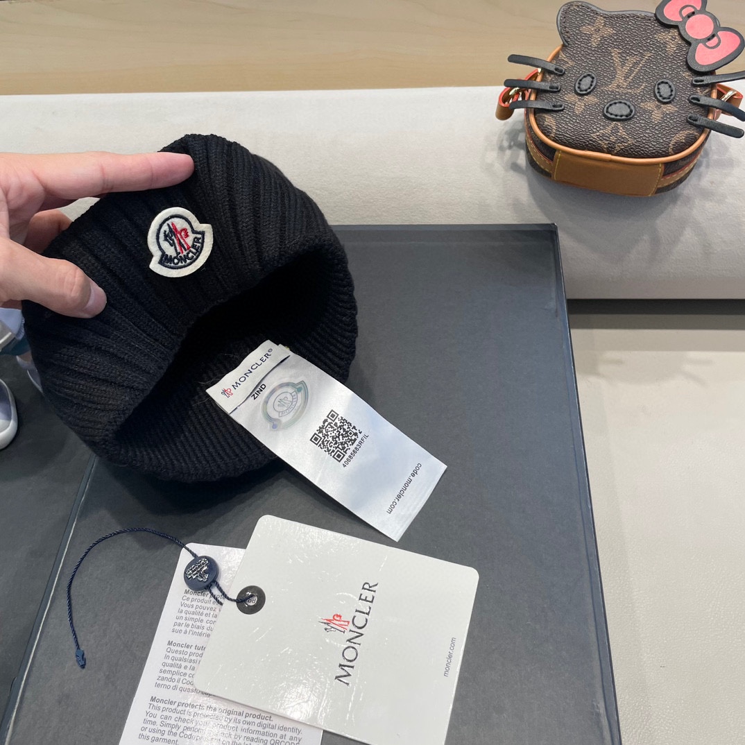 蒙口Moncler盟可睐💥新款经典针织帽，非常柔软亲肤，弹性很好💓有质感又非常百搭的款式~保暖的 羊绒毛