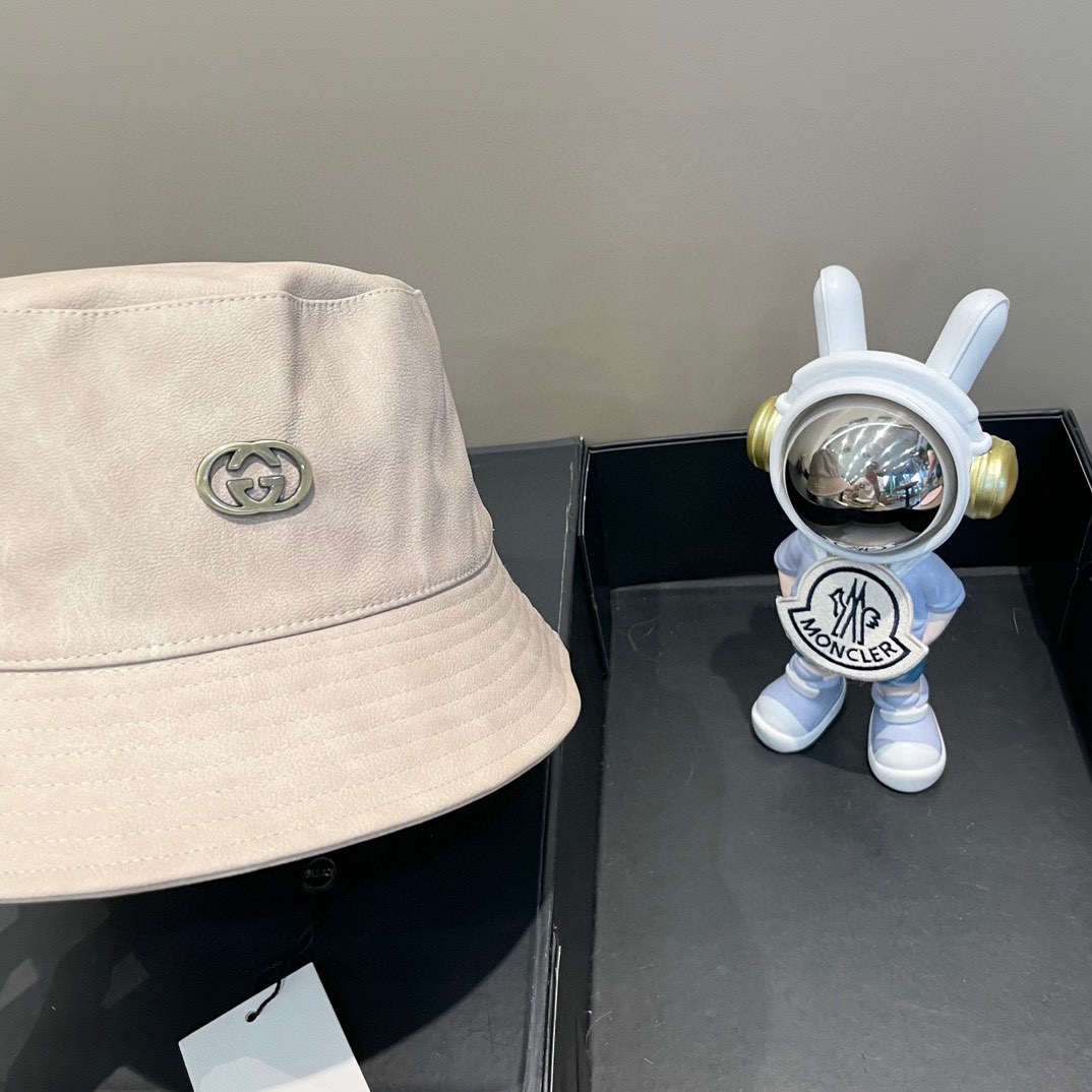  GUCCI古奇新款水洗皮渔夫帽~
复古做旧的颜色，很高级
立体压花工艺，做工精细 闭眼冲！