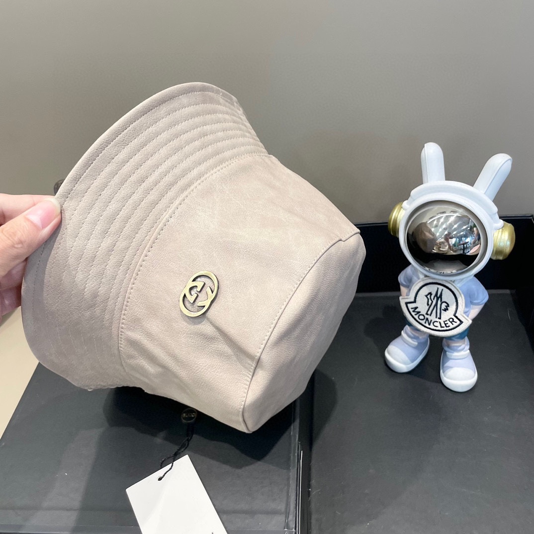 GUCCI古奇新款水洗皮渔夫帽~
复古做旧的颜色，很高级
立体压花工艺，做工精细 闭眼冲！