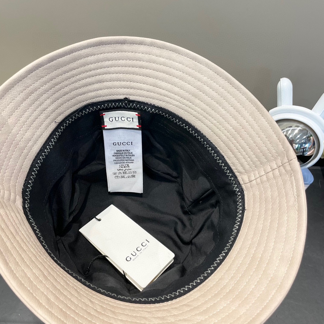  GUCCI古奇新款水洗皮渔夫帽~
复古做旧的颜色，很高级
立体压花工艺，做工精细 闭眼冲！