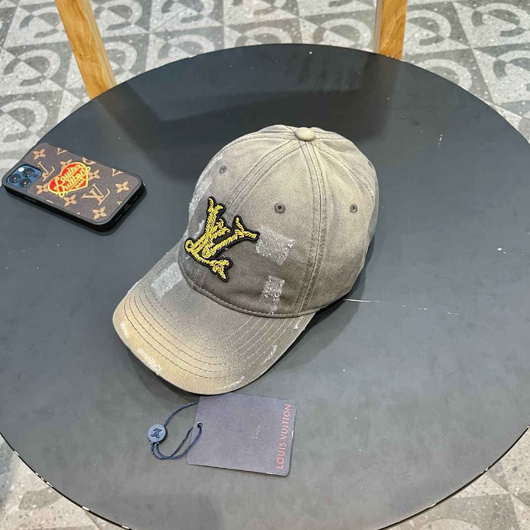 LV 路易威登 Louis Vuitton 刺绣拼接棒球帽入秋必备单品 这顶拼色棒球帽的绝了！特别是戴上