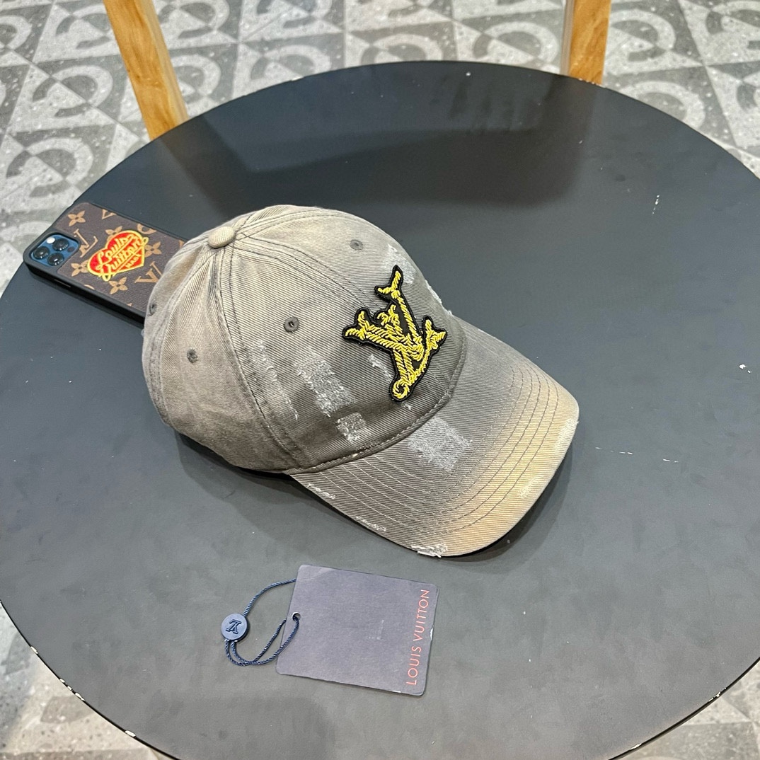 LV 路易威登 Louis Vuitton 刺绣拼接棒球帽入秋必备单品 这顶拼色棒球帽的绝了！特别是戴上