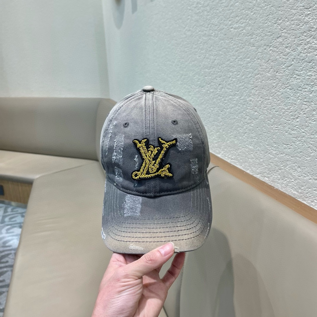 LV 路易威登 Louis Vuitton 刺绣拼接棒球帽入秋必备单品 这顶拼色棒球帽的绝了！特别是戴上