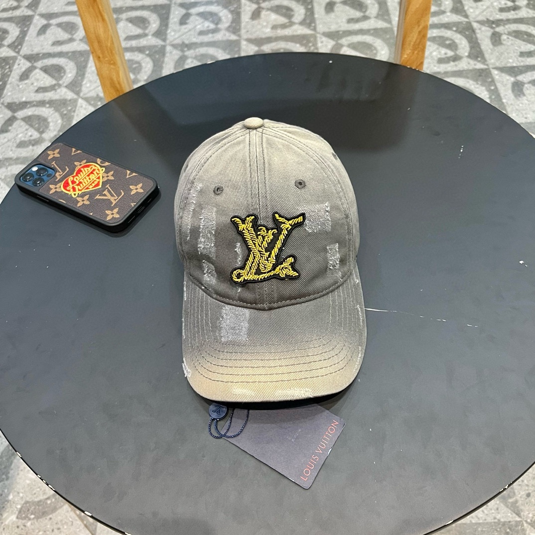 LV 路易威登 Louis Vuitton 刺绣拼接棒球帽入秋必备单品 这顶拼色棒球帽的绝了！特别是戴上