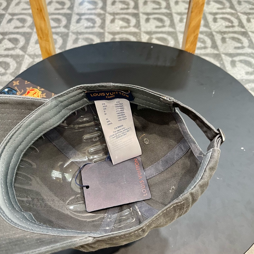 LV 路易威登 Louis Vuitton 刺绣拼接棒球帽入秋必备单品 这顶拼色棒球帽的绝了！特别是戴上