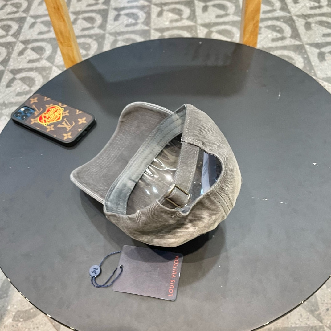 LV 路易威登 Louis Vuitton 刺绣拼接棒球帽入秋必备单品 这顶拼色棒球帽的绝了！特别是戴上