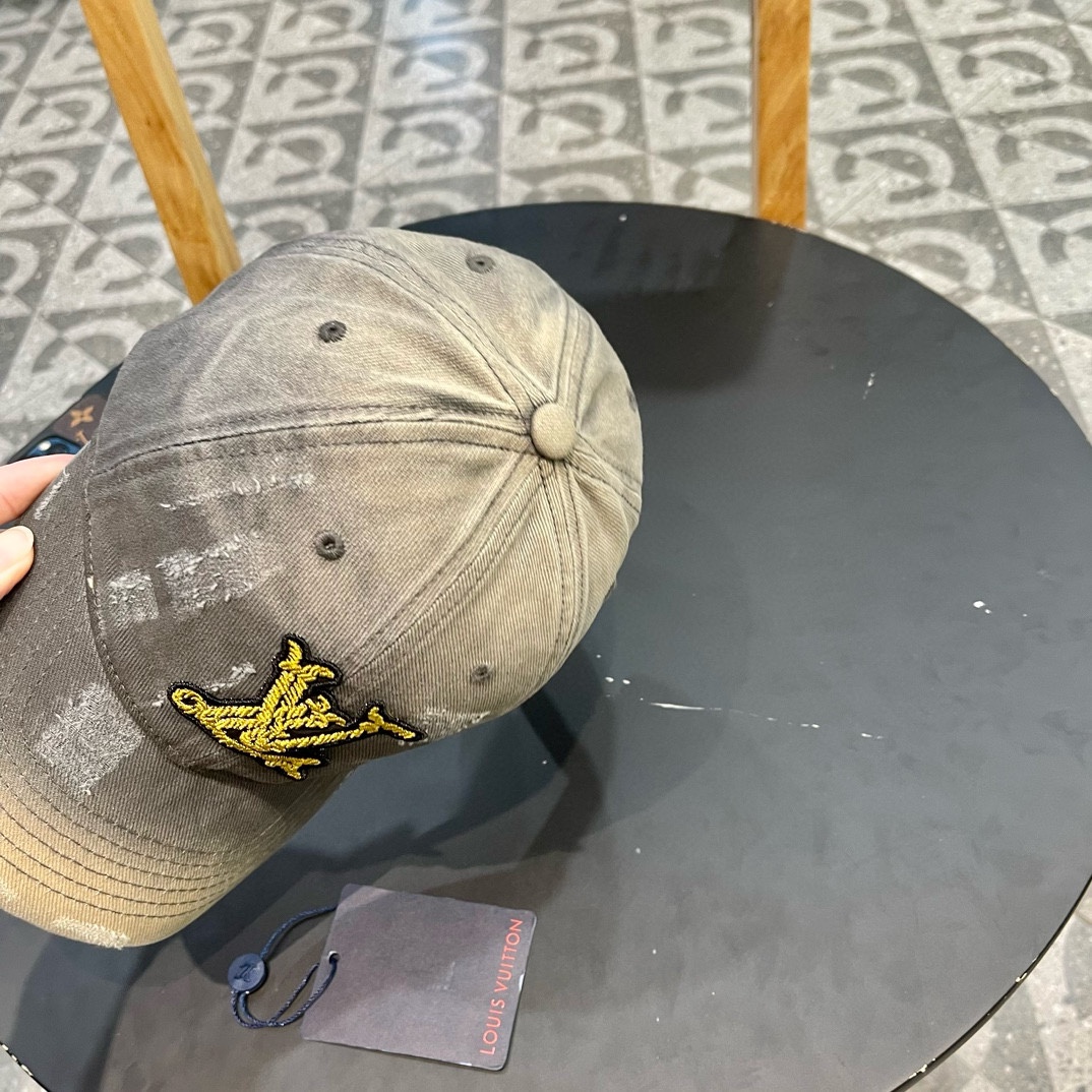 LV 路易威登 Louis Vuitton 刺绣拼接棒球帽入秋必备单品 这顶拼色棒球帽的绝了！特别是戴上