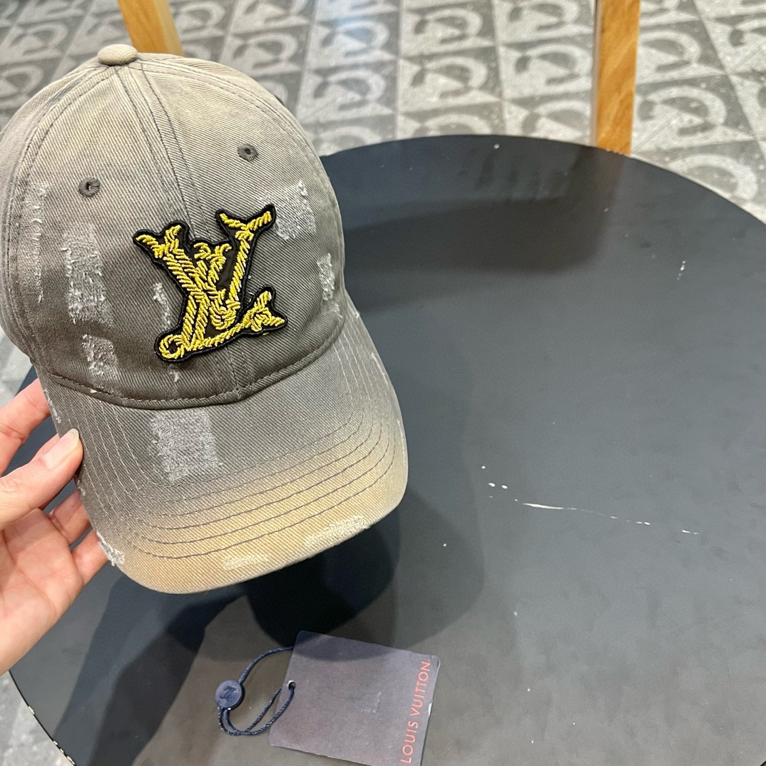 LV 路易威登 Louis Vuitton 刺绣拼接棒球帽入秋必备单品 这顶拼色棒球帽的绝了！特别是戴上
