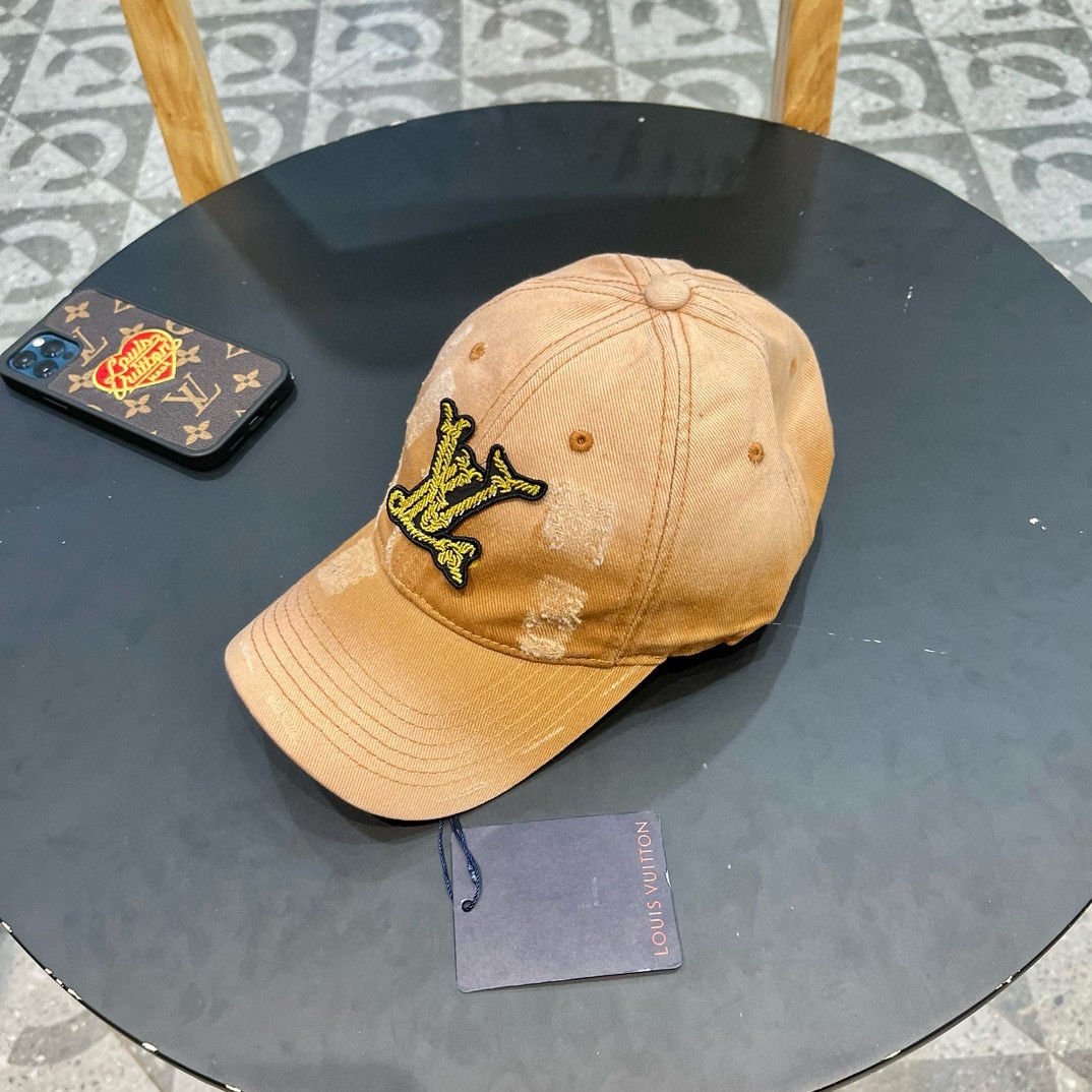 LV 路易威登 Louis Vuitton 刺绣拼接棒球帽入秋必备单品 这顶拼色棒球帽的绝了！特别是戴上