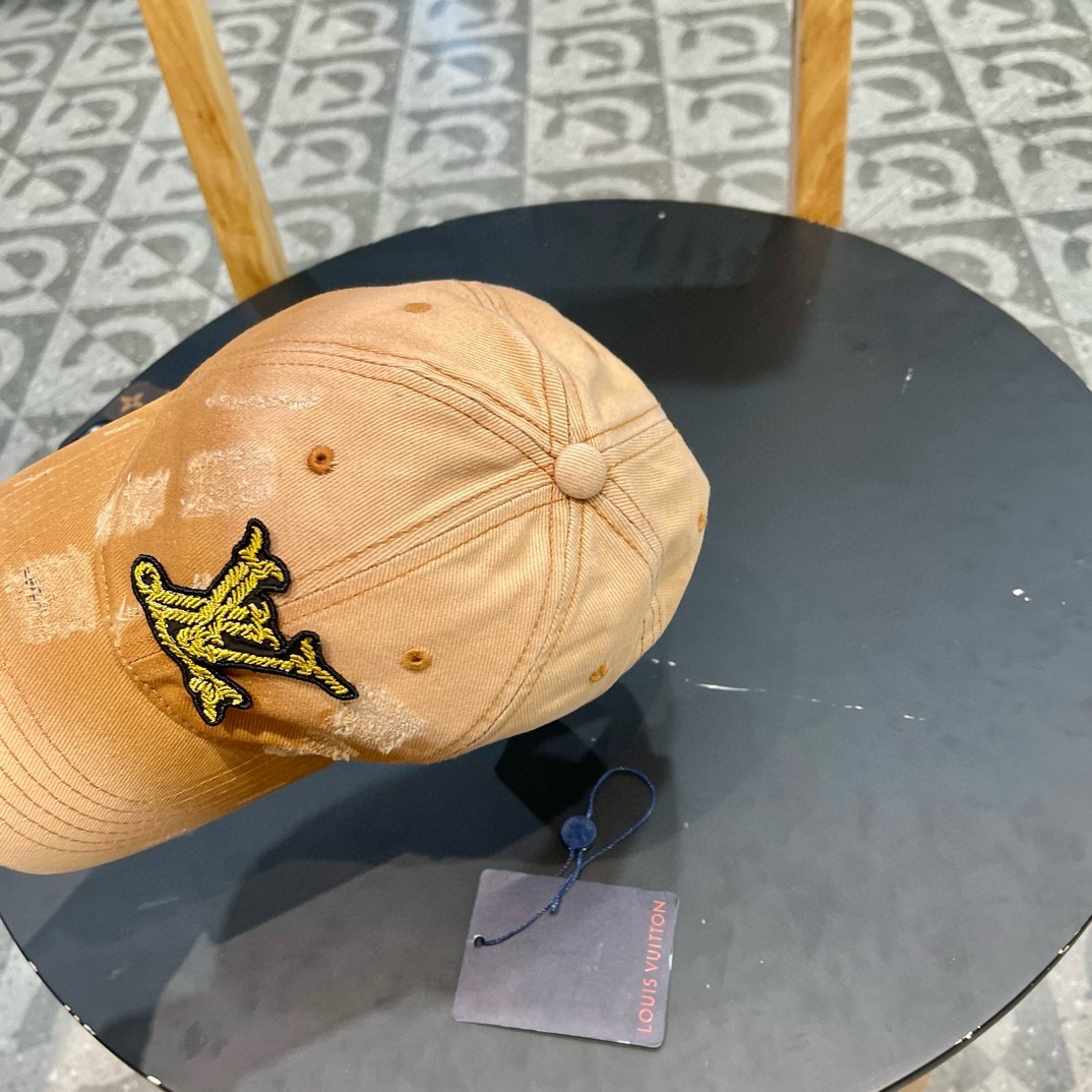 LV 路易威登 Louis Vuitton 刺绣拼接棒球帽入秋必备单品 这顶拼色棒球帽的绝了！特别是戴上