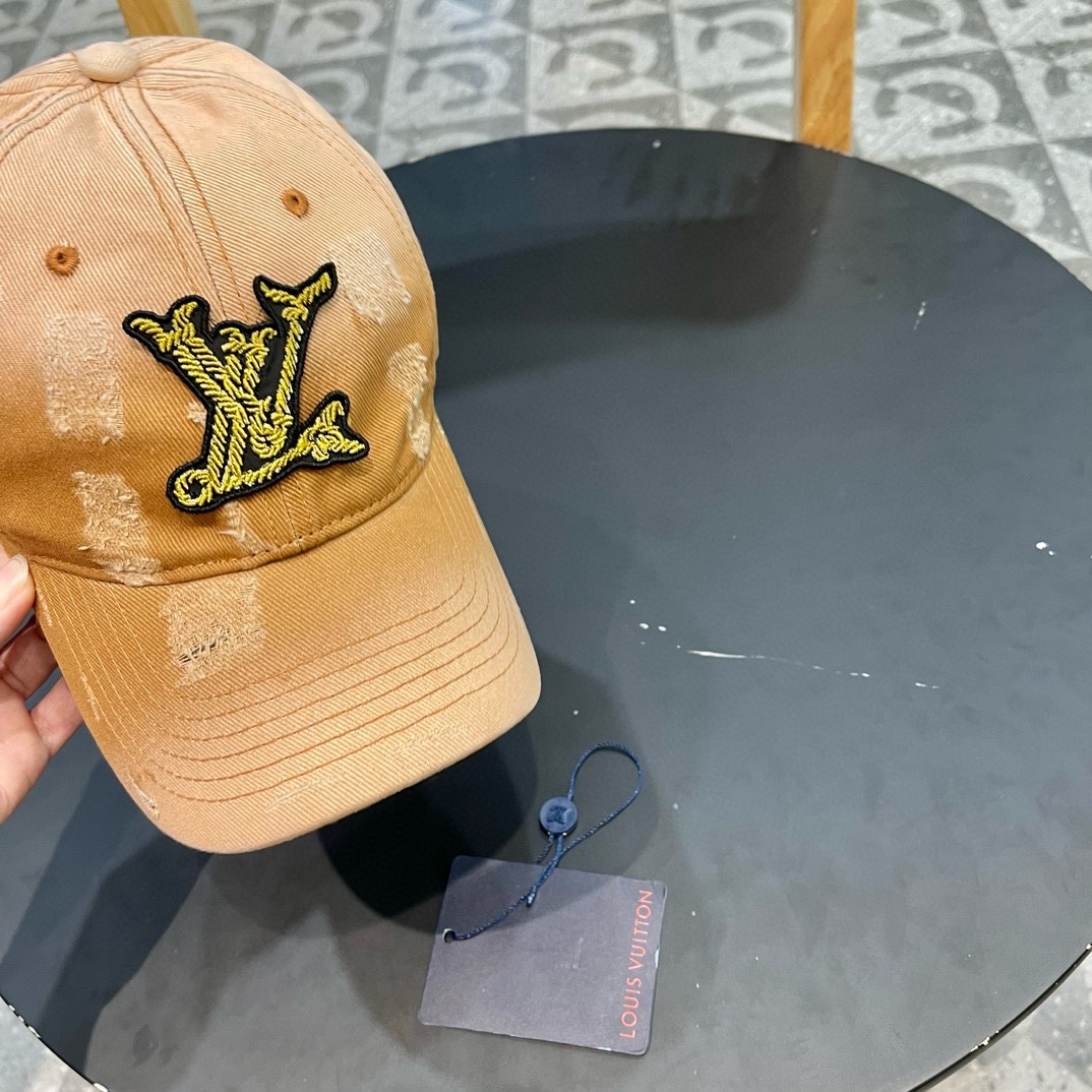 LV 路易威登 Louis Vuitton 刺绣拼接棒球帽入秋必备单品 这顶拼色棒球帽的绝了！特别是戴上
