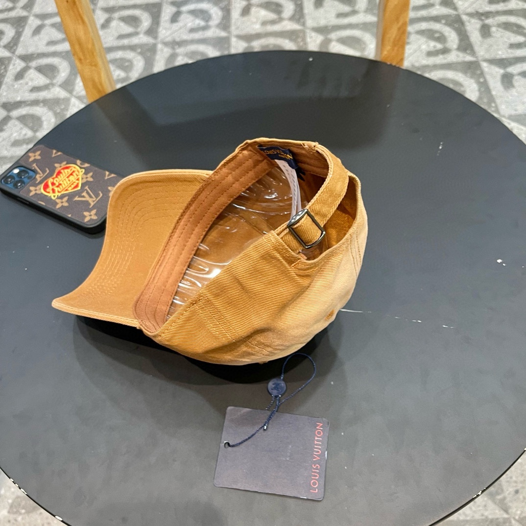 LV 路易威登 Louis Vuitton 刺绣拼接棒球帽入秋必备单品 这顶拼色棒球帽的绝了！特别是戴上