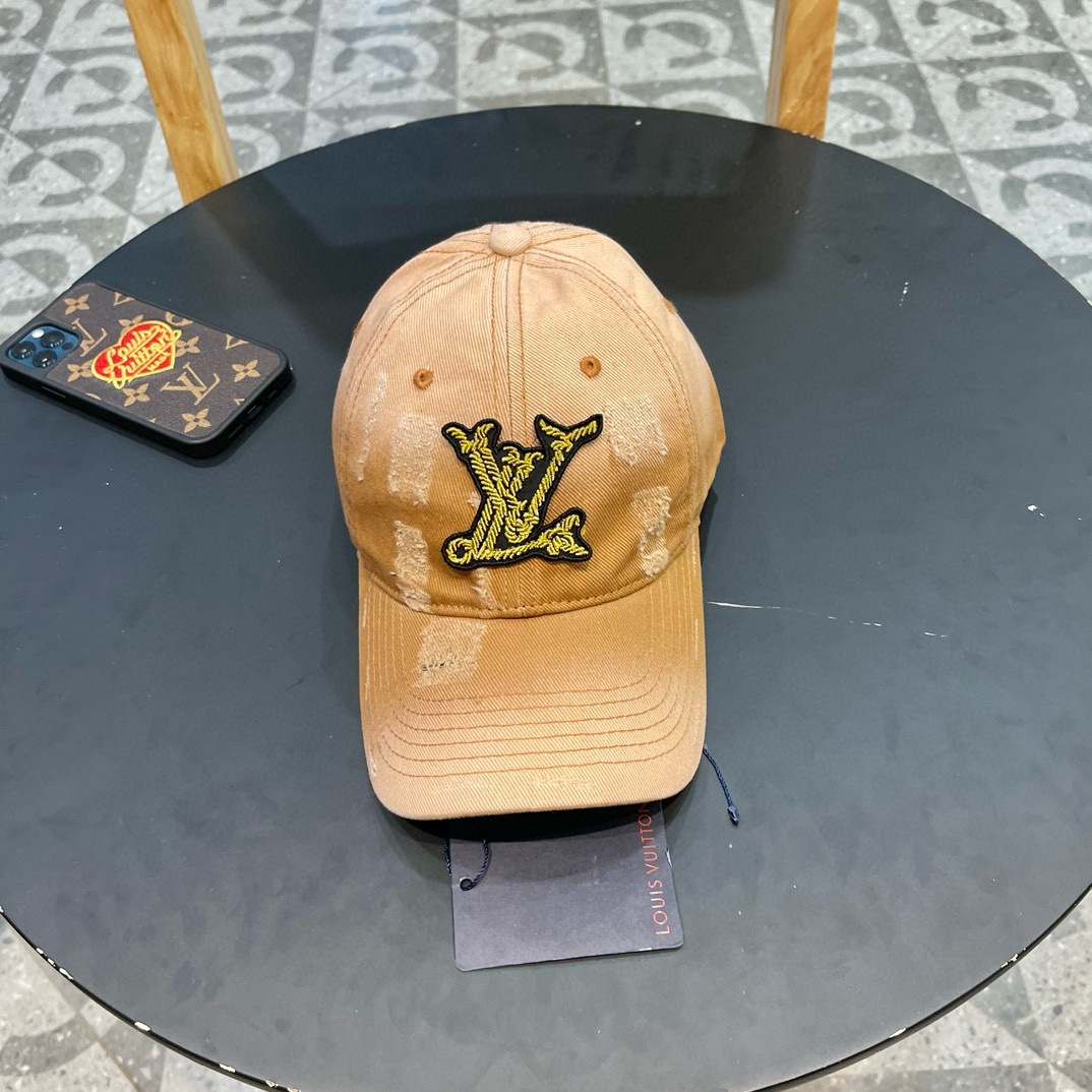LV 路易威登 Louis Vuitton 刺绣拼接棒球帽入秋必备单品 这顶拼色棒球帽的绝了！特别是戴上