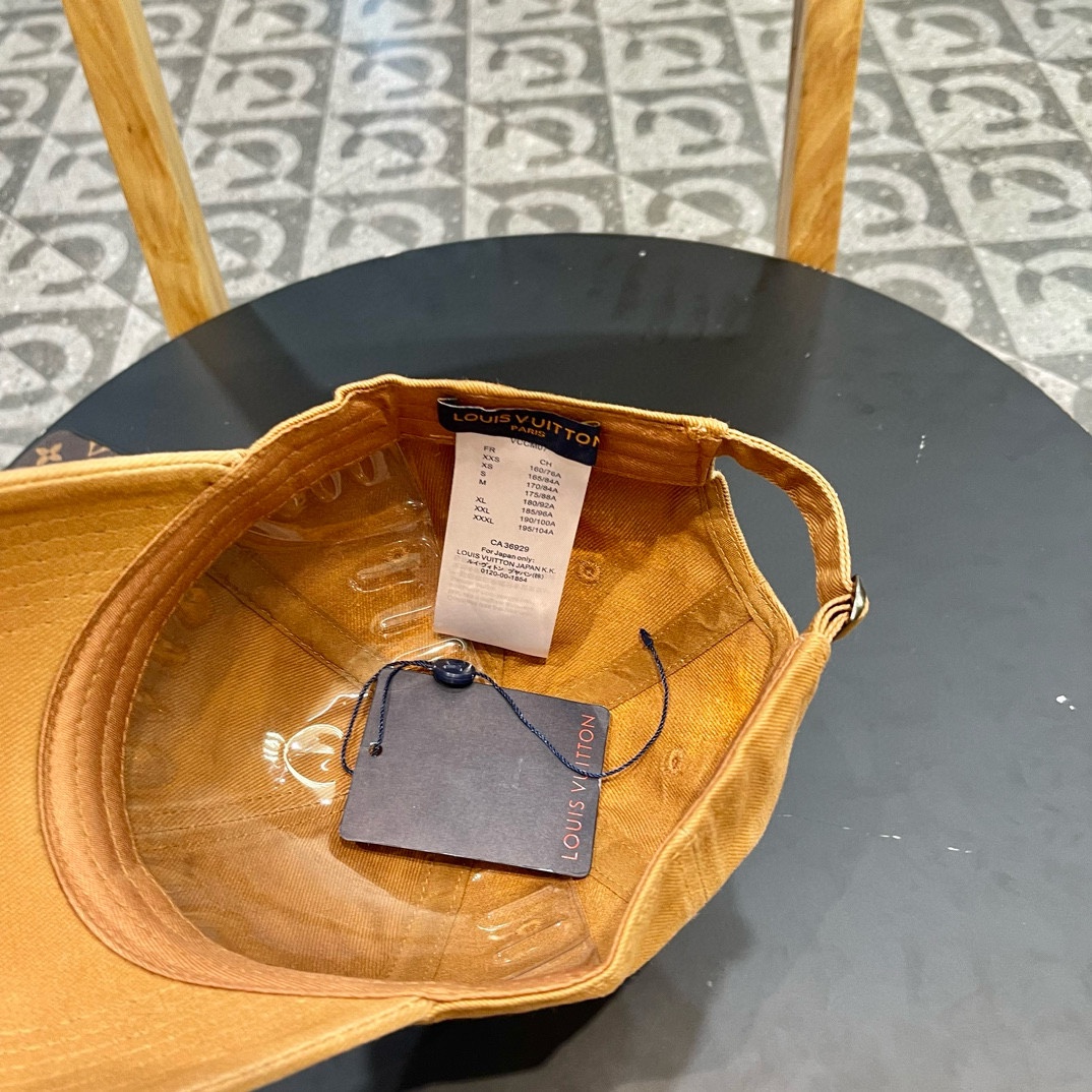LV 路易威登 Louis Vuitton 刺绣拼接棒球帽入秋必备单品 这顶拼色棒球帽的绝了！特别是戴上