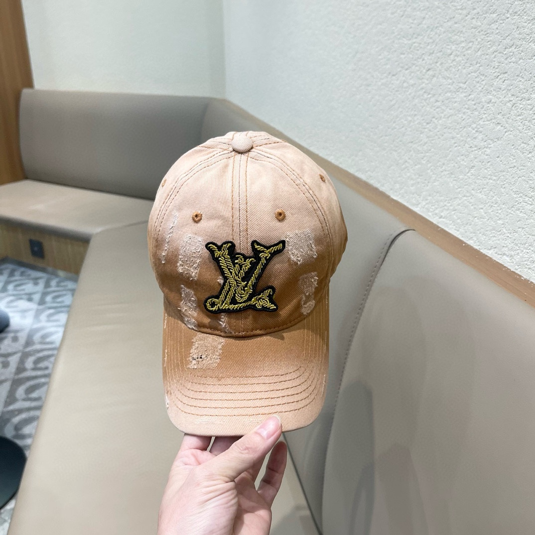 LV 路易威登 Louis Vuitton 刺绣拼接棒球帽入秋必备单品 这顶拼色棒球帽的绝了！特别是戴上