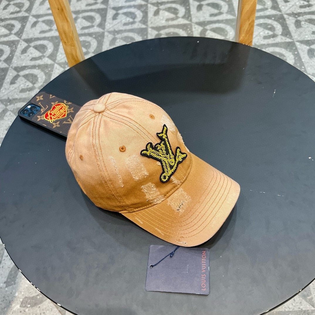 LV 路易威登 Louis Vuitton 刺绣拼接棒球帽入秋必备单品 这顶拼色棒球帽的绝了！特别是戴上