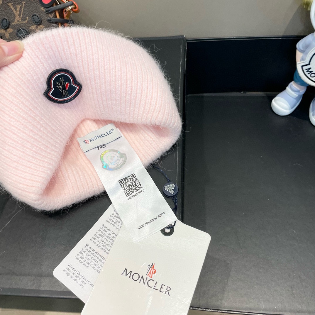   蒙口秋冬安哥拉兔毛羊毛针织厚翻边毛线帽
年末重磅高颜值仙女针织帽，超仙的安哥拉兔羊毛，
色系很甜美，