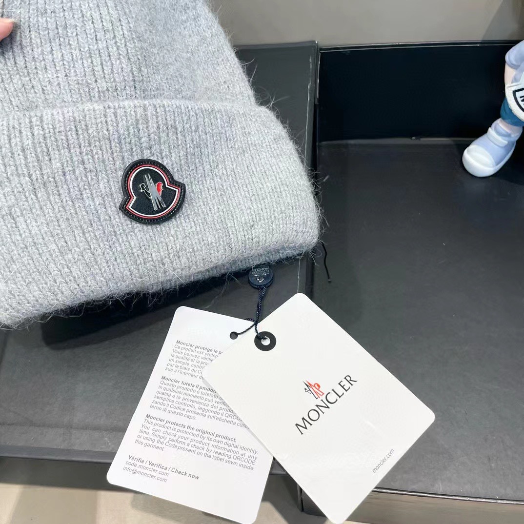   蒙口秋冬安哥拉兔毛羊毛针织厚翻边毛线帽
年末重磅高颜值仙女针织帽，超仙的安哥拉兔羊毛，
色系很甜美，