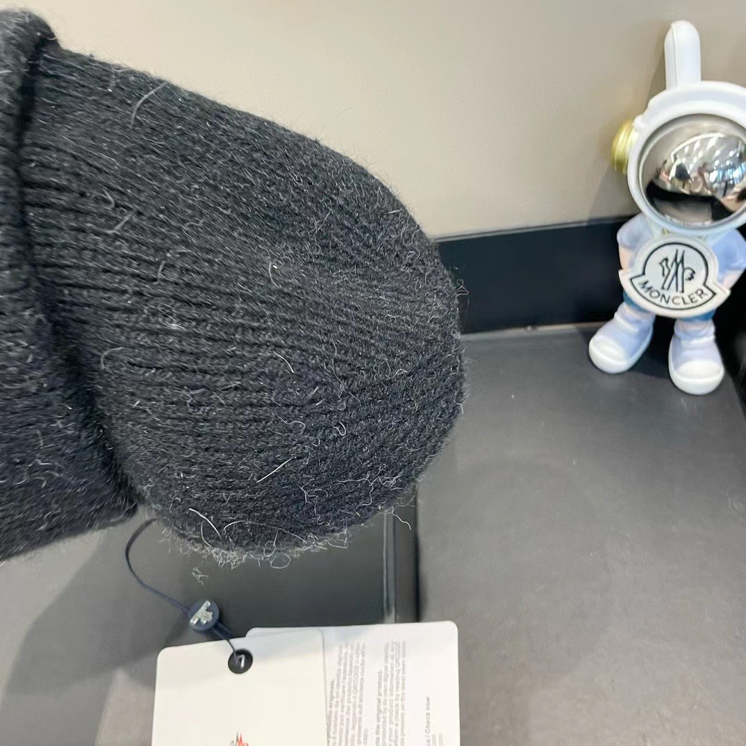   蒙口秋冬安哥拉兔毛羊毛针织厚翻边毛线帽
年末重磅高颜值仙女针织帽，超仙的安哥拉兔羊毛，
色系很甜美，