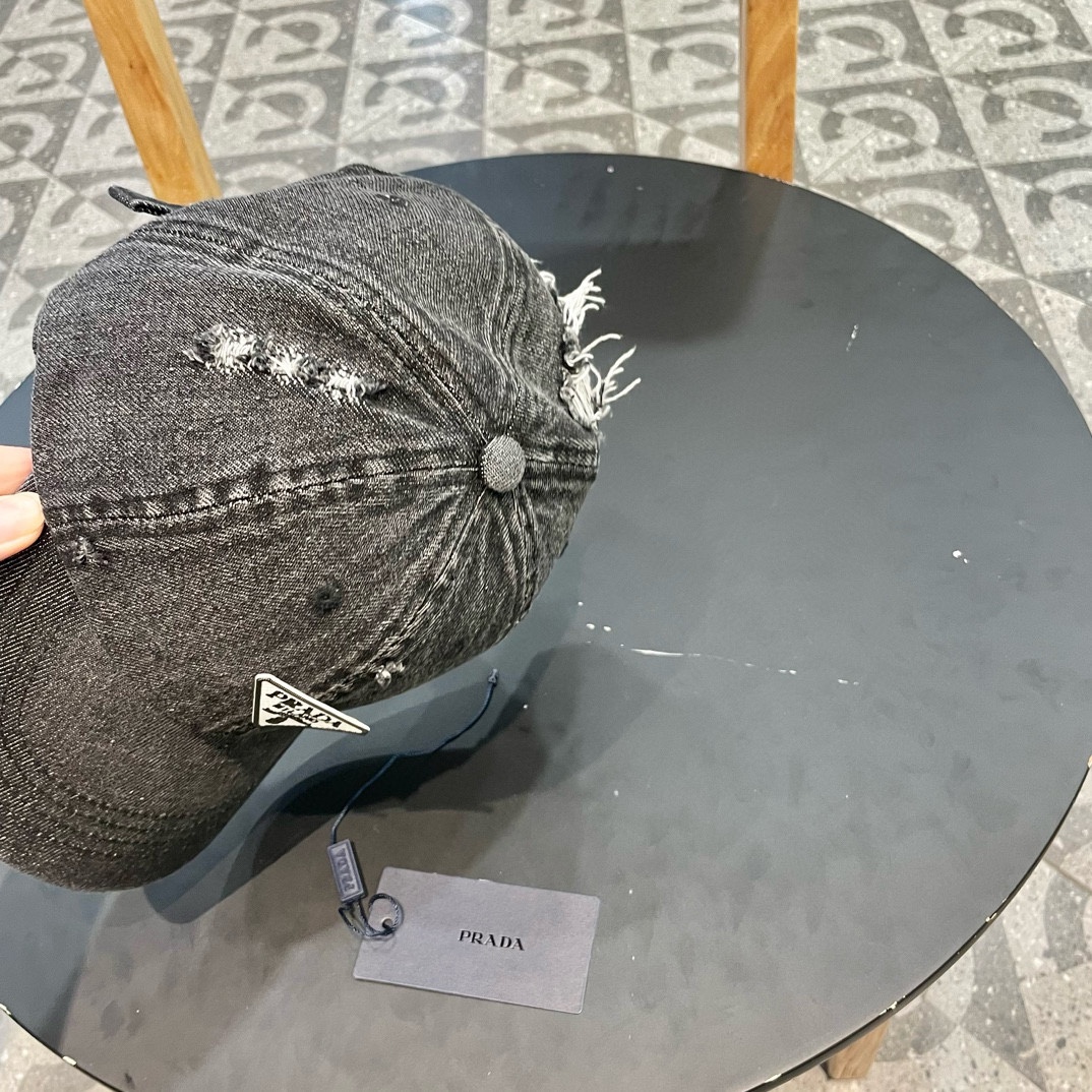  普拉达Prada 经典三角标棒球帽🧢万能必留款 戴一万年都好看 日常刚需 颜色完美 帽型正点 简直谁戴