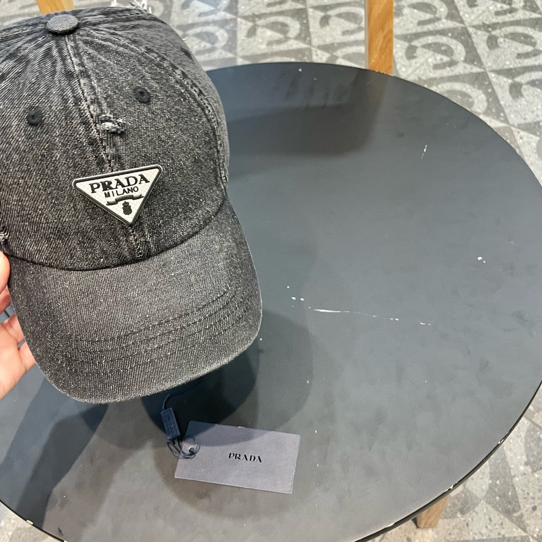  普拉达Prada 经典三角标棒球帽🧢万能必留款 戴一万年都好看 日常刚需 颜色完美 帽型正点 简直谁戴