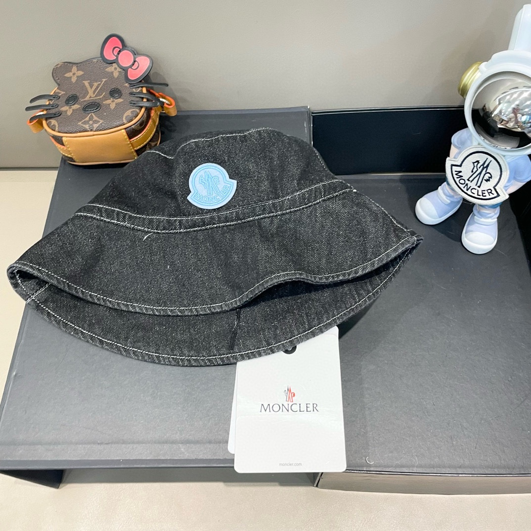  MONCLER蒙口🎩春新款高品质牛仔渔夫帽
超仙，超火爆💖质感很赞，出街超好搭配！时尚潮流！快快入手哦