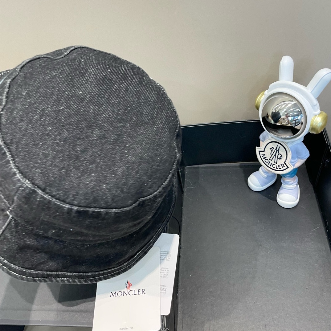  MONCLER蒙口🎩春新款高品质牛仔渔夫帽
超仙，超火爆💖质感很赞，出街超好搭配！时尚潮流！快快入手哦