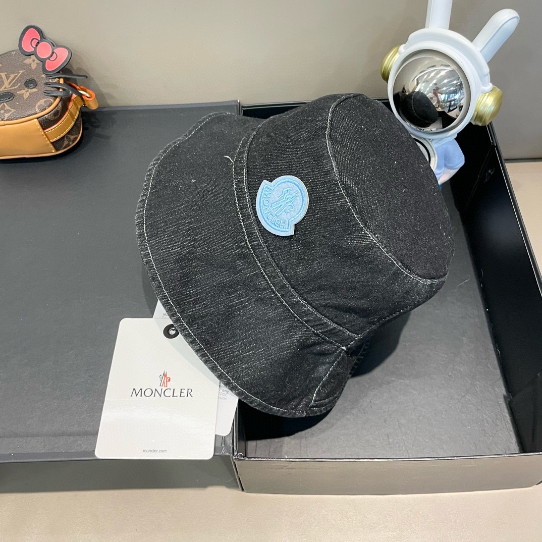  MONCLER蒙口🎩春新款高品质牛仔渔夫帽
超仙，超火爆💖质感很赞，出街超好搭配！时尚潮流！快快入手哦