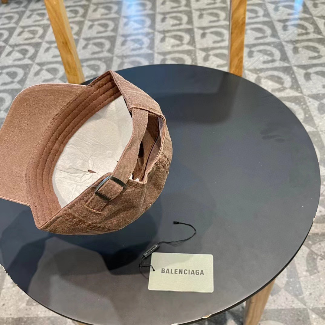  巴黎世家早春新款专柜新款简约刺绣款棒球帽，很潮！休闲运动款，经典制作，超级好搭衣服！