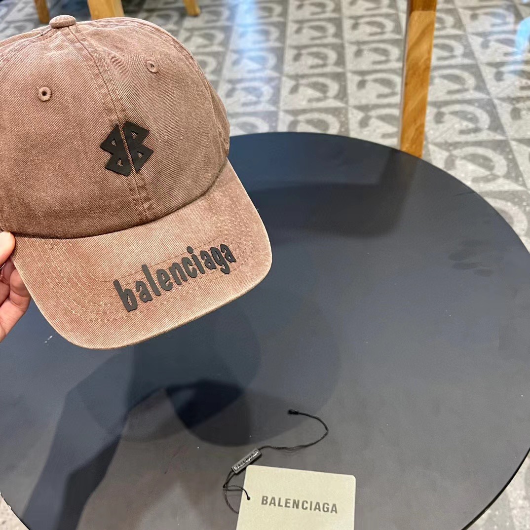  巴黎世家早春新款专柜新款简约刺绣款棒球帽，很潮！休闲运动款，经典制作，超级好搭衣服！