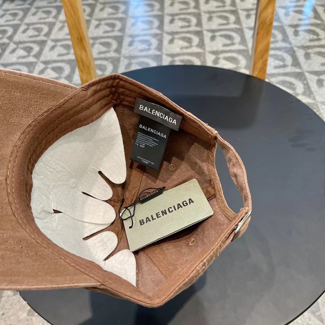  巴黎世家早春新款专柜新款简约刺绣款棒球帽，很潮！休闲运动款，经典制作，超级好搭衣服！