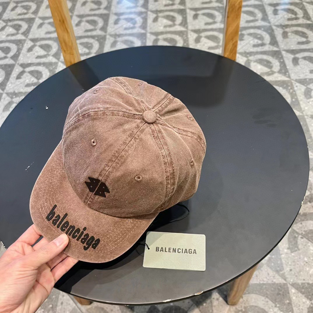  巴黎世家早春新款专柜新款简约刺绣款棒球帽，很潮！休闲运动款，经典制作，超级好搭衣服！