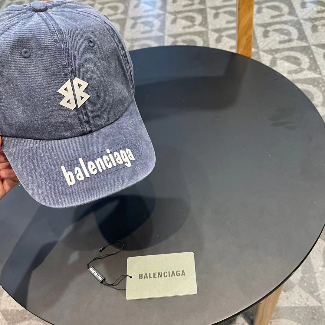  巴黎世家早春新款专柜新款简约刺绣款棒球帽，很潮！休闲运动款，经典制作，超级好搭衣服！