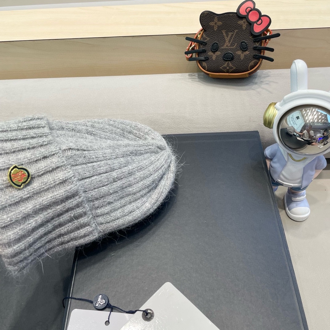   蒙口Moncler盟可睐💥新款经典针织帽，非常柔软亲肤，弹性很好💓有质感又非常百搭的款式~保暖的  