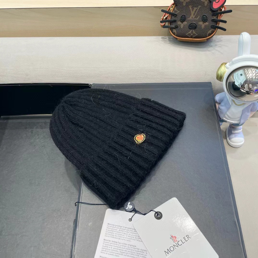   蒙口Moncler盟可睐💥新款经典针织帽，非常柔软亲肤，弹性很好💓有质感又非常百搭的款式~保暖的  