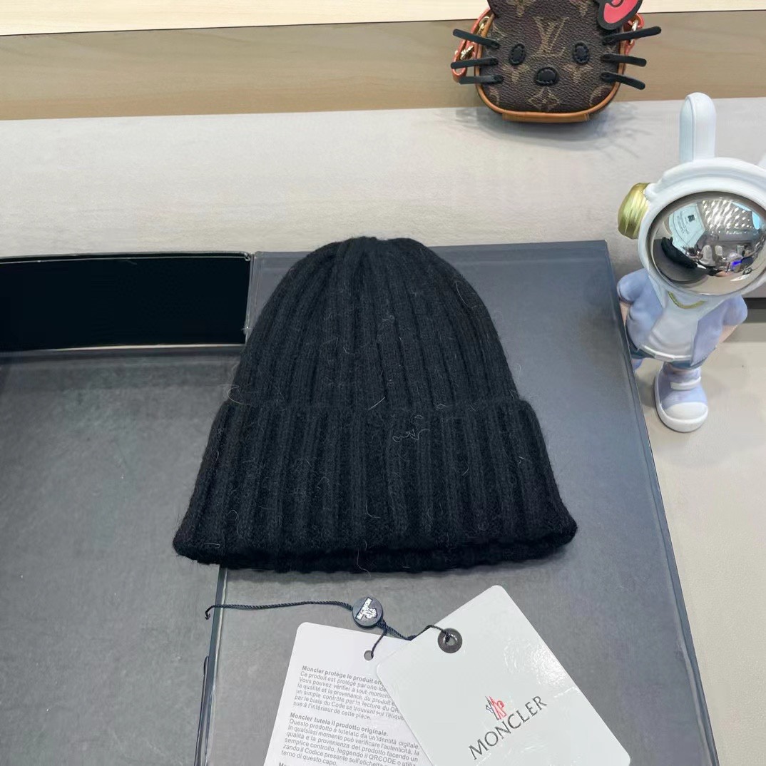   蒙口Moncler盟可睐💥新款经典针织帽，非常柔软亲肤，弹性很好💓有质感又非常百搭的款式~保暖的  