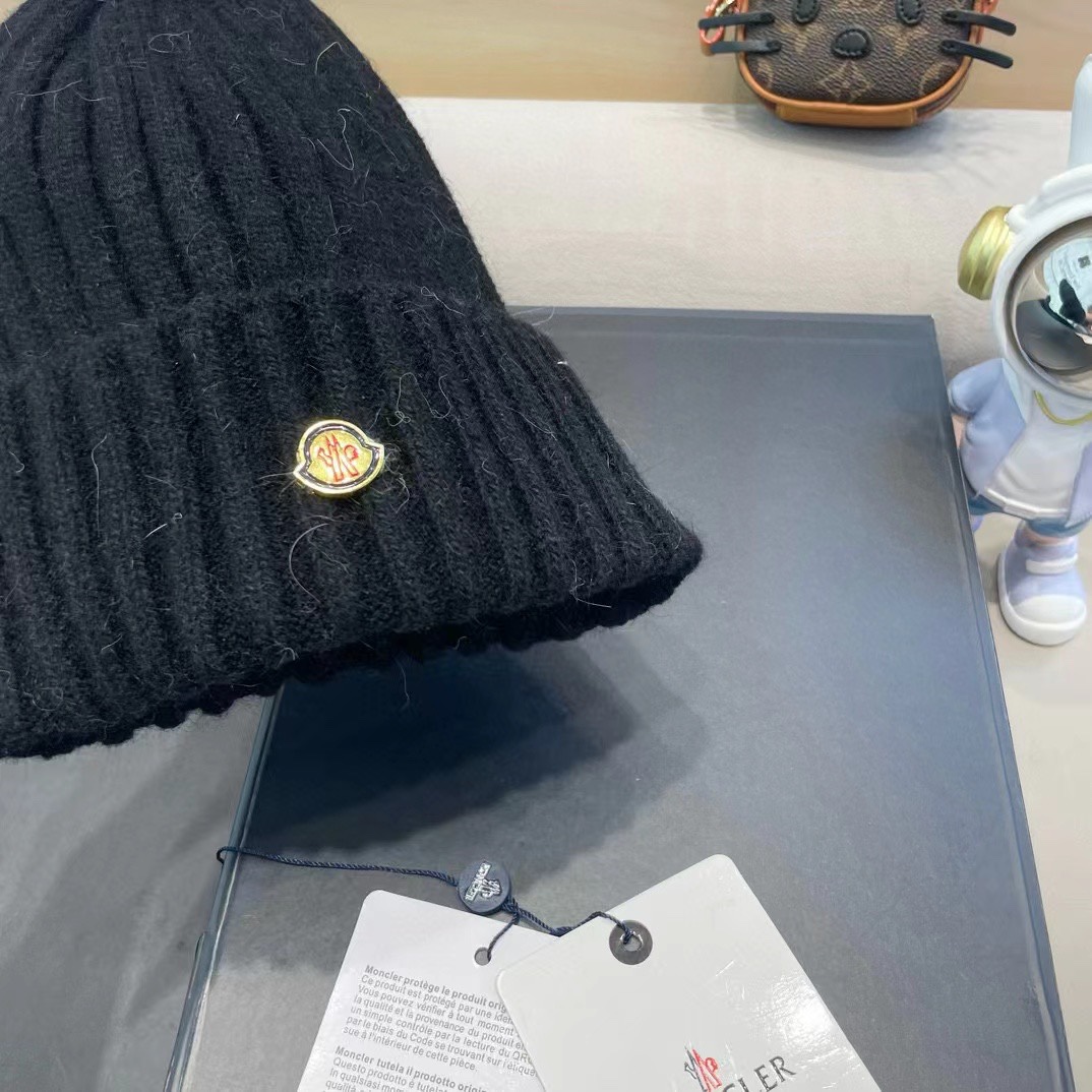   蒙口Moncler盟可睐💥新款经典针织帽，非常柔软亲肤，弹性很好💓有质感又非常百搭的款式~保暖的  