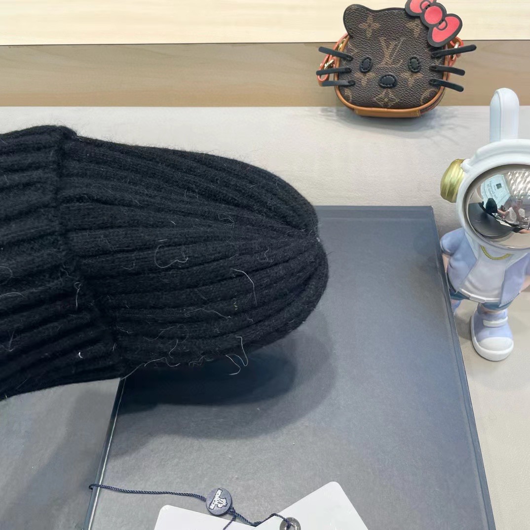   蒙口Moncler盟可睐💥新款经典针织帽，非常柔软亲肤，弹性很好💓有质感又非常百搭的款式~保暖的  