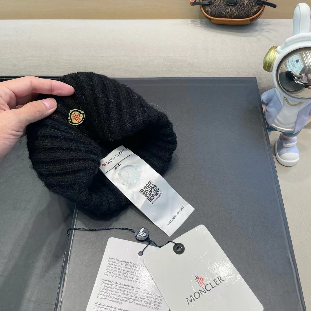   蒙口Moncler盟可睐💥新款经典针织帽，非常柔软亲肤，弹性很好💓有质感又非常百搭的款式~保暖的  